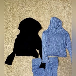 2 cropped hoodie tops comes with the grey pants to match the top light & comfy